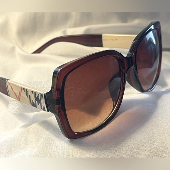 Burberry Accessories - Burberry 😎 Sunglasses